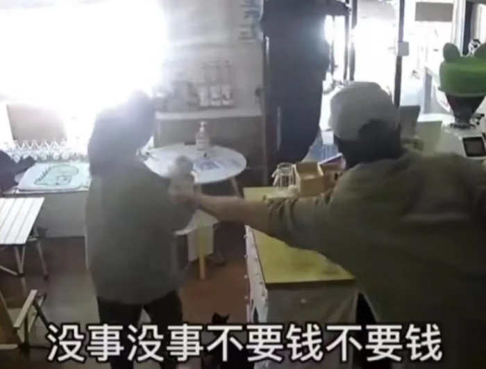 10岁的小女孩看到妈妈低血糖难受问老板有没有巧克力, 发生暖心一幕!