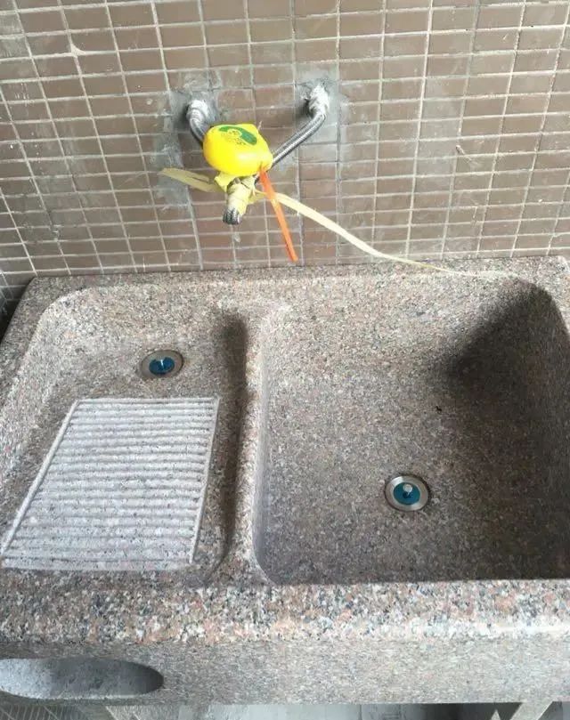 婆婆在新家阳台砌了个土气的池子,当初碍于面子没砸,现在超喜欢