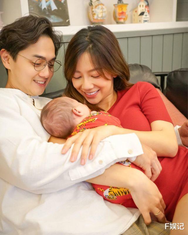 何雁诗|TVB小生郑俊弘与妻子何雁诗带着满月的儿子出去散步