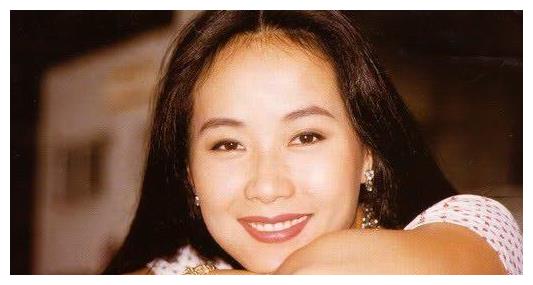 叶童|结婚34年无子女,目睹富豪丈夫梅开四度, 叶童为何坚持不肯离婚?