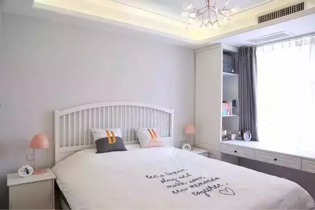 将飘窗改成书桌,它们俩真是绝配,太完美了