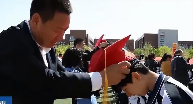 |男生因“帅”无意出圈!高颜值引网友要拿弟弟换,结局却是大反转