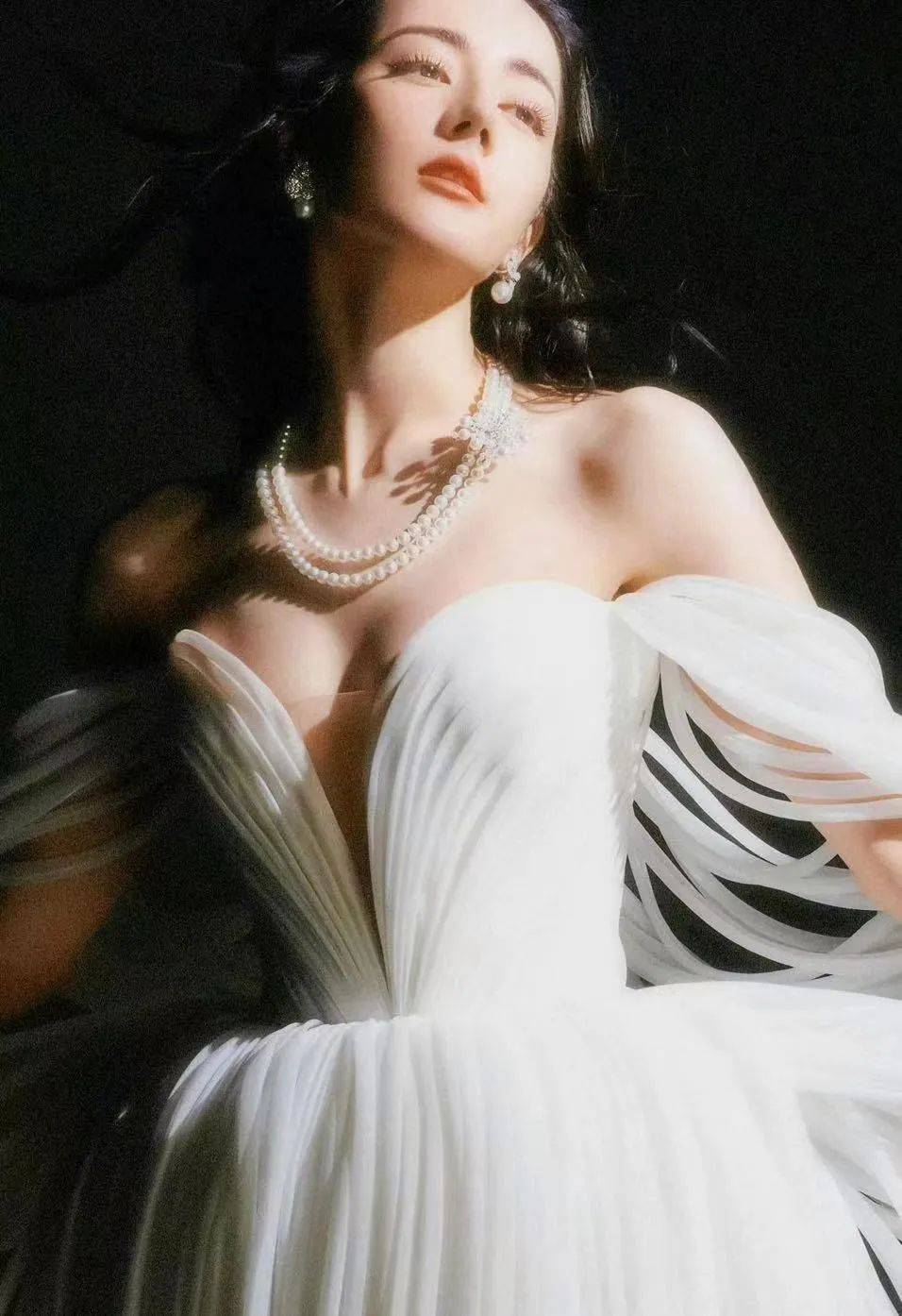 迪丽热巴|迪丽热巴否认隐婚怀孕!与神秘男亲密大肚照被扒出,穿孕妇裙还偷跑去国外