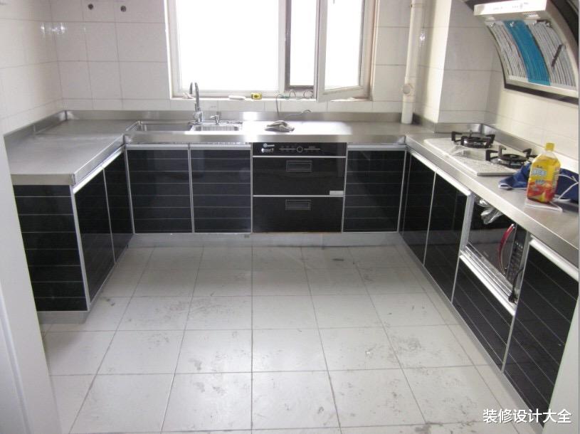 当年架不住父亲劝说,在厨房装了不锈钢台面,简直就像捡到宝!