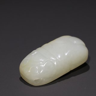 和田玉籽料|旧藏:和田玉籽料伏虎挂件。