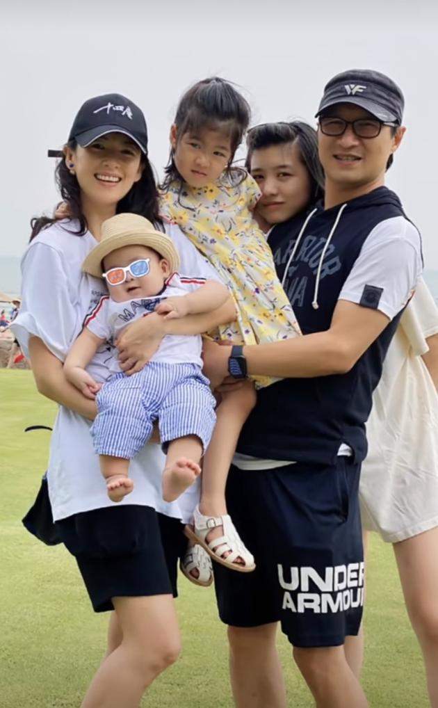 章子怡|章子怡一家现身画展，小儿子正面曝光，小眼睛和汪峰长的一模一样