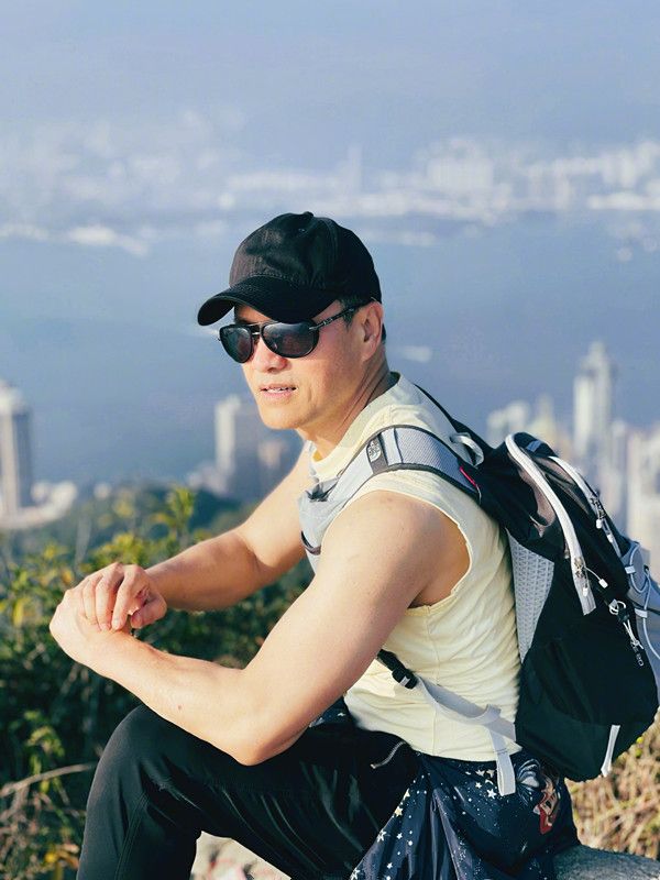 吕良伟|吕良伟夫妇共爬山，妻子坐柱子上秀美照，老夫少妻爱情成就佳话