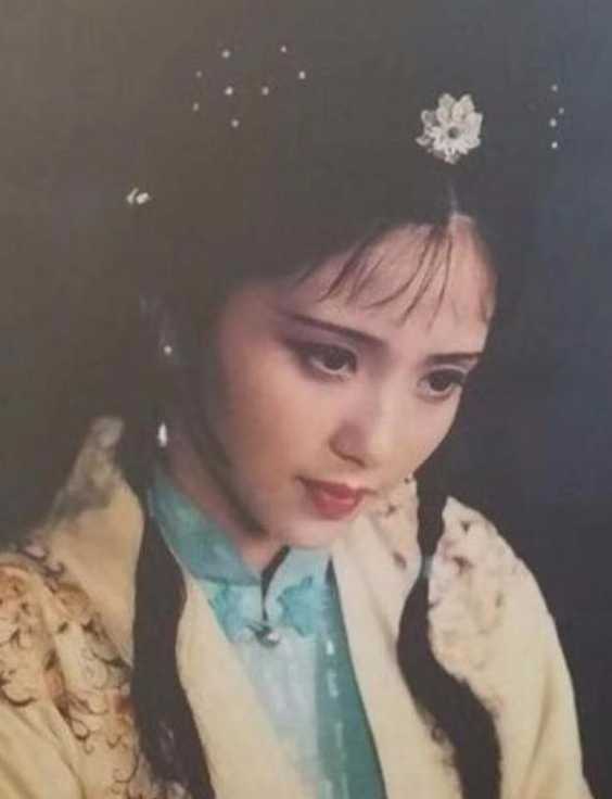 她是国家一级演员，典型的江南美人，却为前夫守寡10年