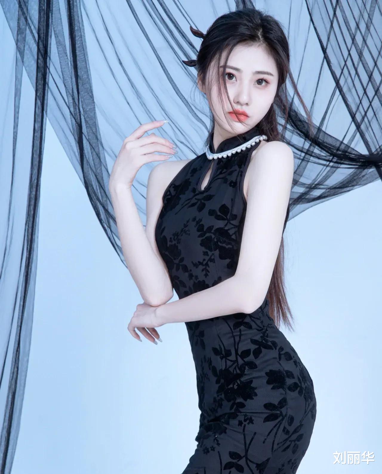 |姑娘穿旗袍秀S曲线,肤色白净水嫩,婀娜多姿大长腿颜值绝了