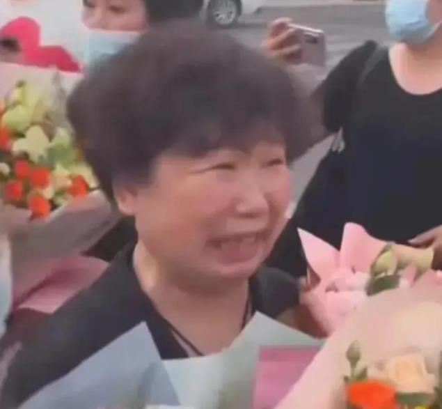 赵丽颖|哭笑不得？杜新枝二审场外手捧鲜花画面流出，被吐槽皮笑肉不笑