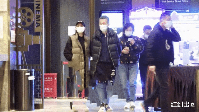 李纯|知名谋女郎忘年恋疑曝光,和大叔在电影院搂抱撒娇,被拍同回小区