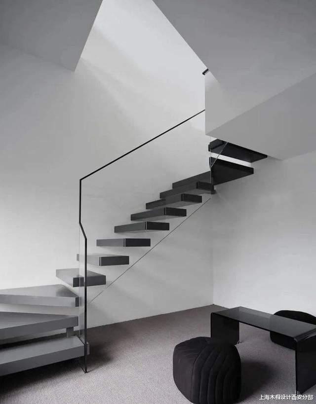 令人称奇的悬浮楼梯,原理竟等同于印度街头的人体悬浮术