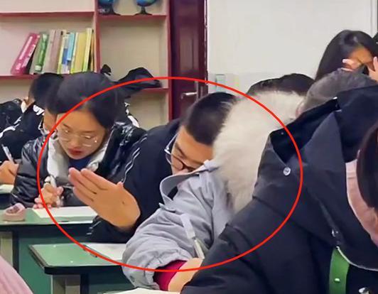 考试|一男生考试时小动作不断，好像“隔壁吴老二”，理科生：懂的都懂