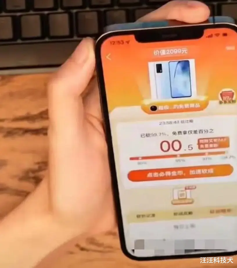 拼多多|拼多多事件发酵太快，一台手机换热搜第一，值了