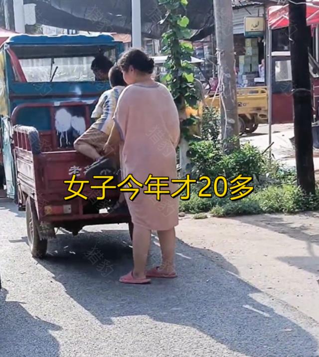 20岁女子嫁六旬老人,两人带娃逛街引村民议论:看上他啥了