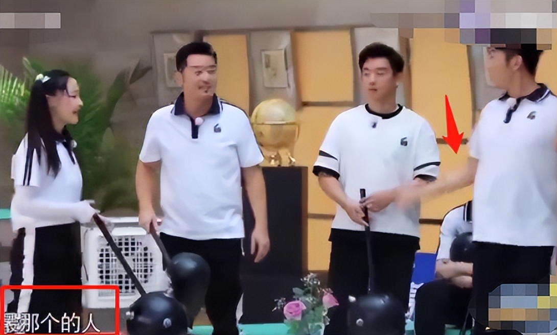 迪丽热巴|明星“辣眼”场面：让女星摸裤兜，环抱女星，骑一下