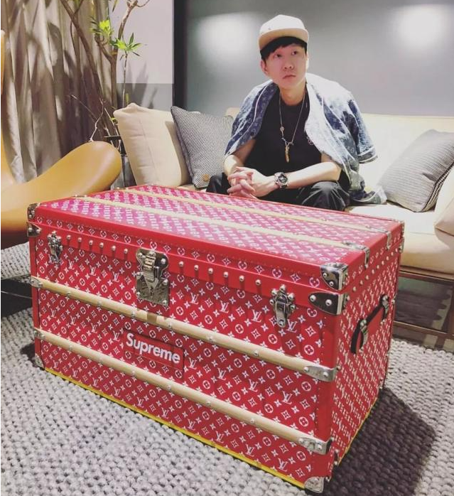 明星|41岁的著名歌星确诊新冠，因4亿豪宅意外曝光，网友：蹭热度，滚！