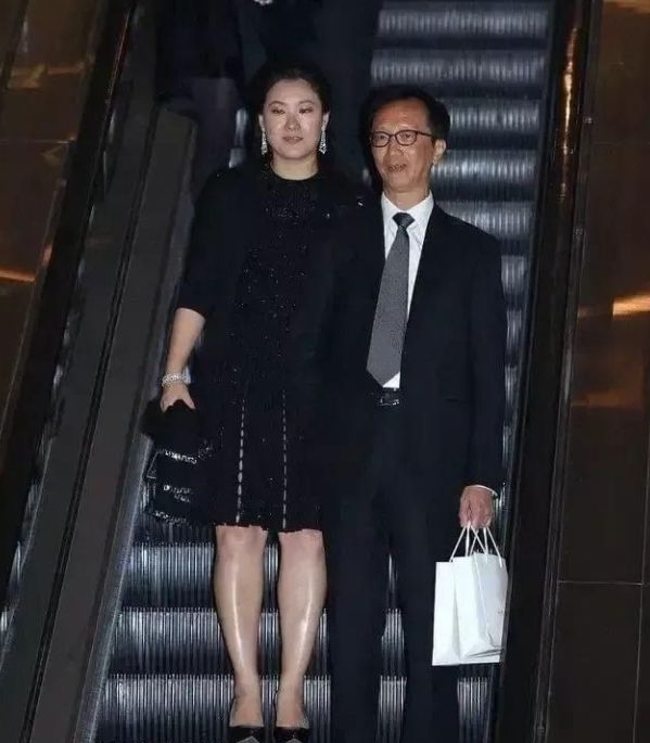 爱情骗子|伏明霞和老公出席活动,43岁的她发福严重,两人全程手牵手