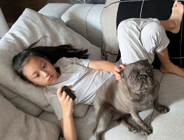 贾云馨|甜馨十岁了，和妈妈在一起像女星，和贾乃亮在一起撒娇更真实自然