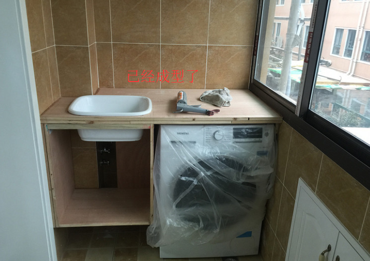 师傅忙了一整天做的洗手池，婆婆说丑得很，但用起来却满怀欢喜！