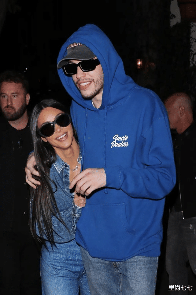 金·卡戴珊|贝佐斯52岁女友与金卡戴珊同框，穿公主裙打扮用力，身材赢过金姐