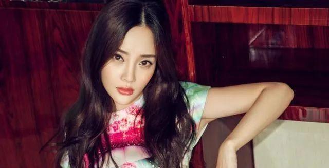 梁朝伟|董洁参加饭局和男子拥抱:曾经的冷清秋,终于活成世俗的样子