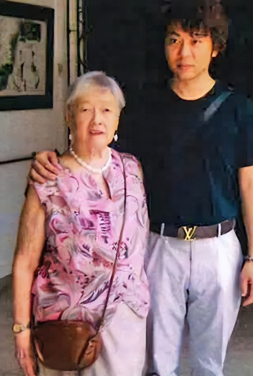 |杨寅：为照顾82岁外国富婆远赴新加坡，后来怎样了？