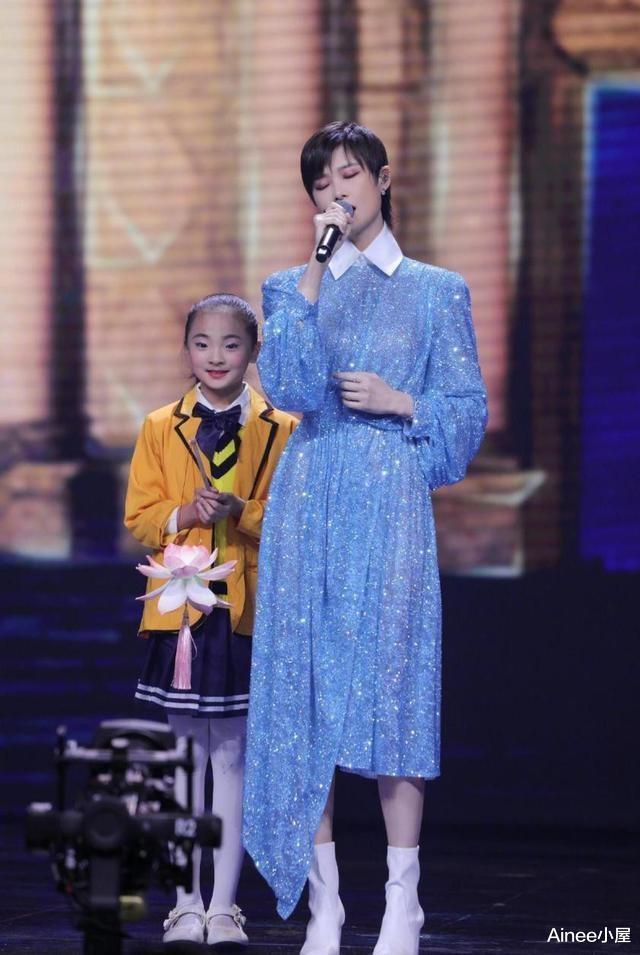 李宇春|李宇春的品味越来越好,穿蓝色亮片裙温婉大气,看脸挺有气场的