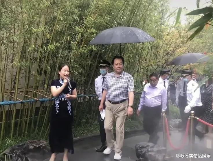 唐国强|唐国强最新近况曝光，和老婆现身高档小区看豪宅！