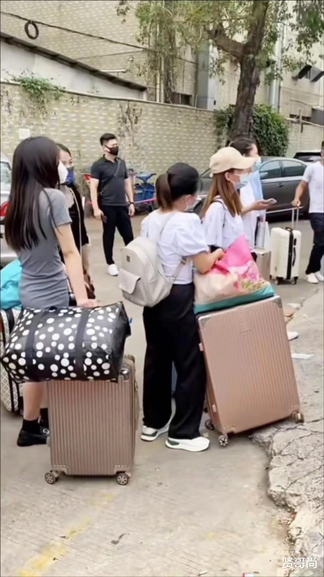 春夏穿搭|17岁女生独自找暑假工，工厂却已停招，网友：无助的眼神让人心疼