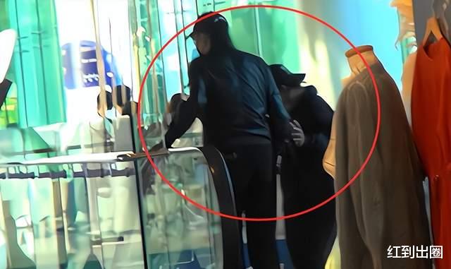 谢贤|86岁谢贤近况曝光引担忧，独自出行难以站直，和小孩玩闹太接地气