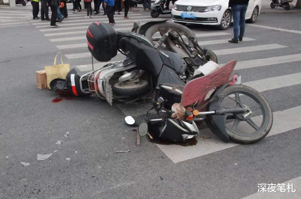 北京昌平,摩托车加速抢绿灯撞飞2辆闯红灯电动车,致3人严重受伤