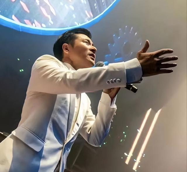 黄梅戏|“山寨刘德华”到处演出捞金,派头超过本尊,出场费高得吓人