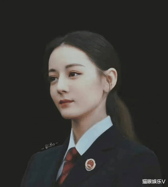 迪丽热巴|热巴新剧《公诉精英》路透，黑色制服御姐范十足，淡妆依旧抗打