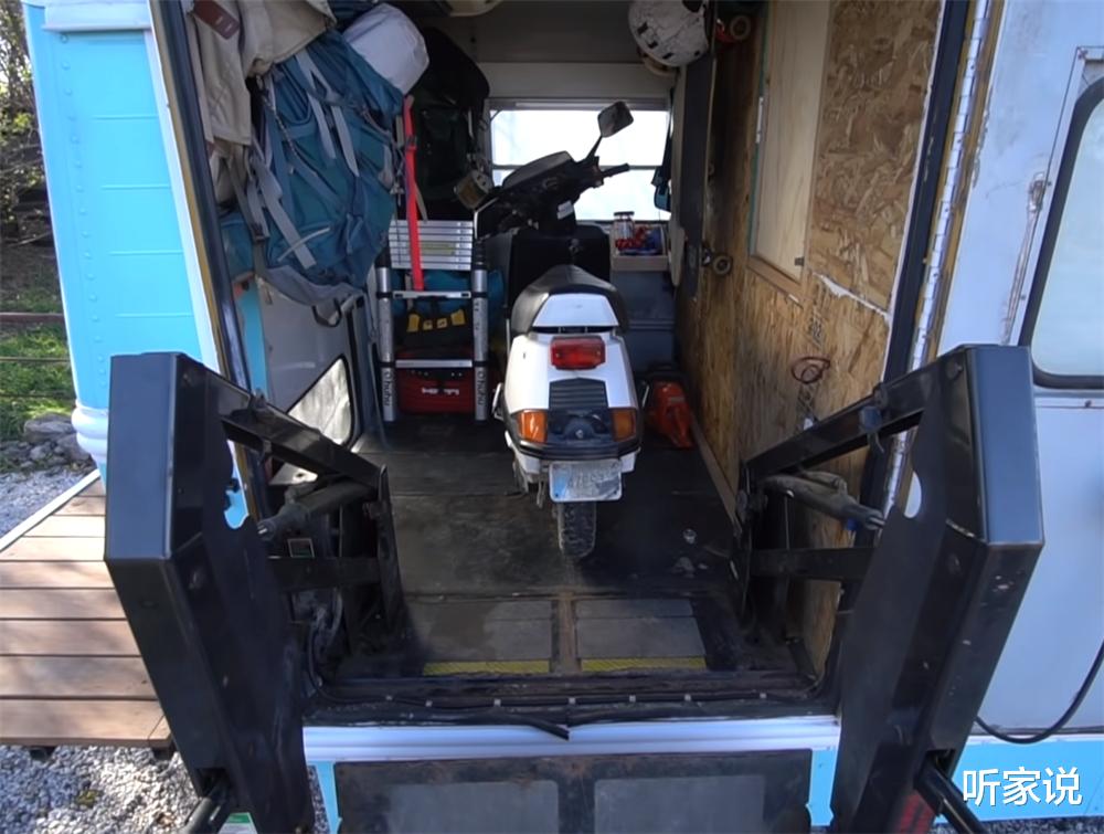 小夫妻在“螺蛳壳里做道场”:旧校车变24㎡蜗居,半平米都不浪费