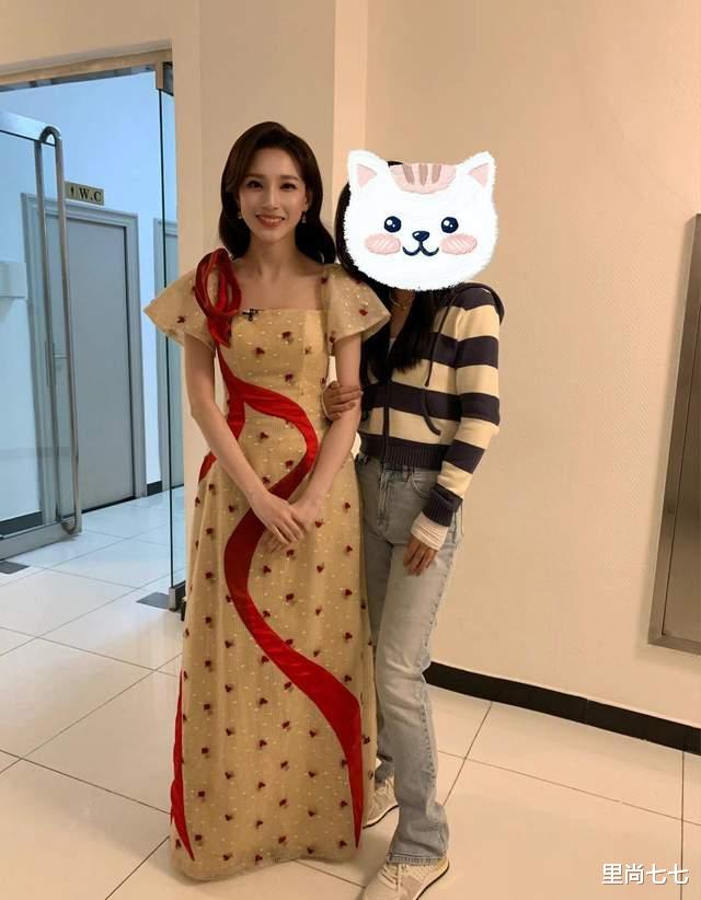 马凡舒|马凡舒首次登元宵晚会!甜美风艳压成门面,李思思穿旗袍更稳重