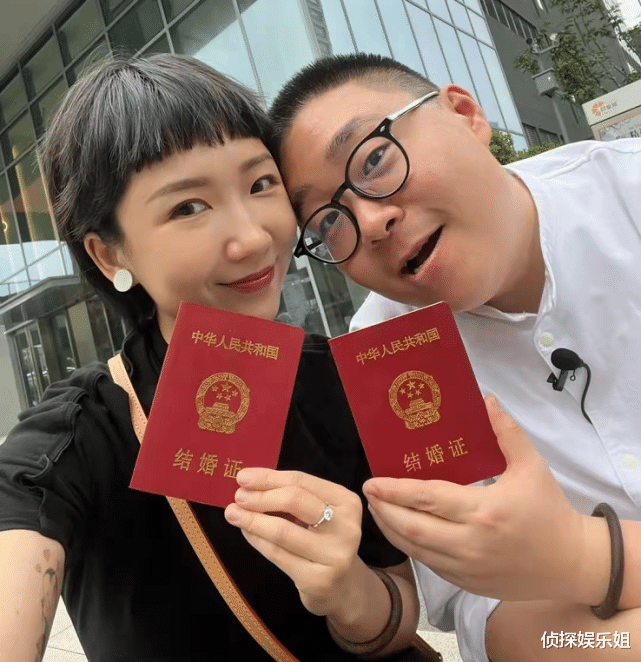 郝劭文|郝劭文520与老婆领证，小两口贴头合影秀结婚证，夫妻相超足
