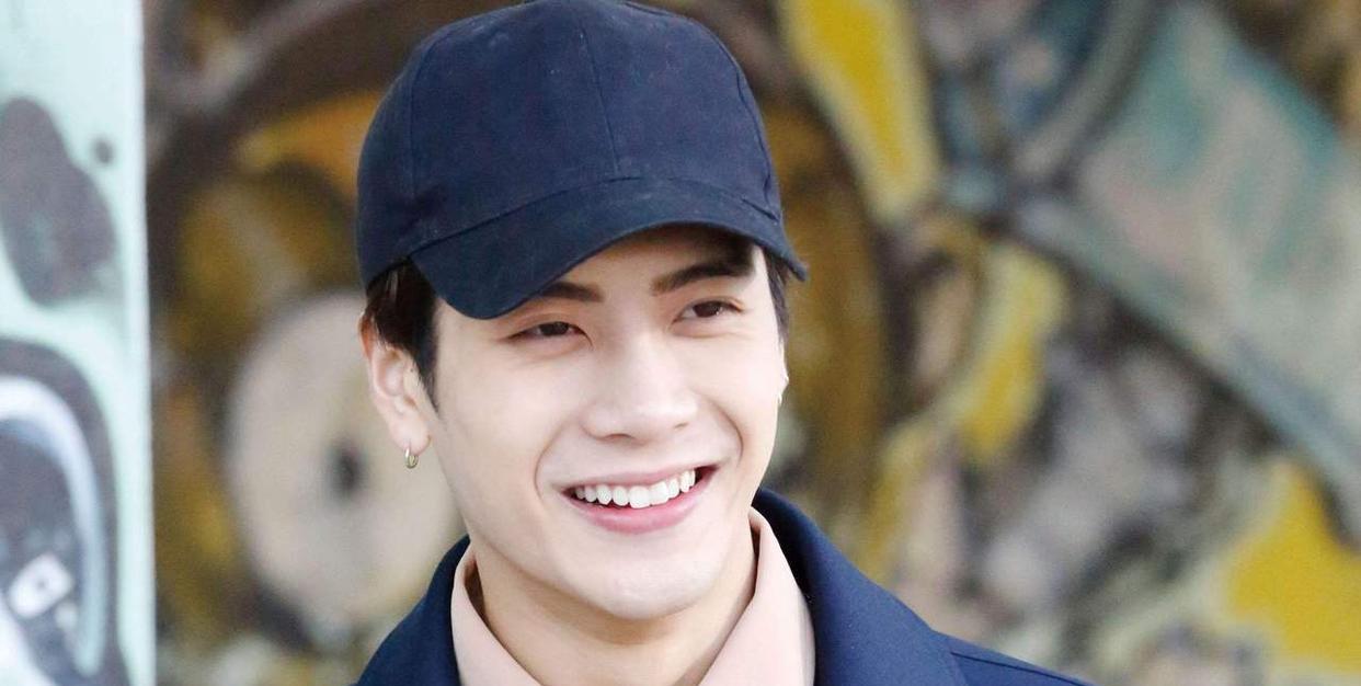 王嘉尔|王嘉尔10个月拿下18个杂志封面,救了王一博何炅,也伤了几个人