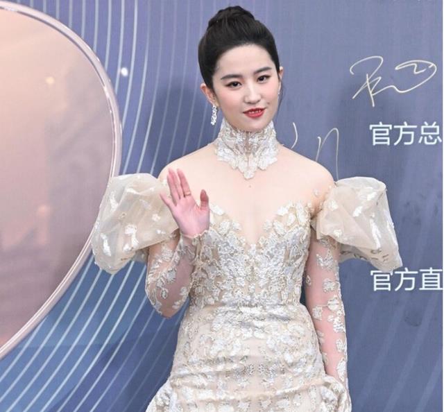 杨采钰|刘亦菲微博电影之夜红毯生图真实状态！整个造型，一直不太给力