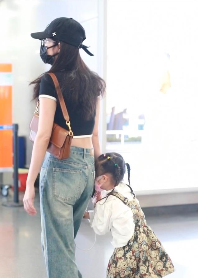 颖儿|颖儿带女儿罕见亮相，小蛮腰太吸睛，付辛博未现身