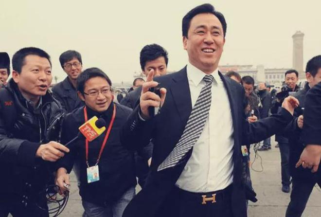 皮带哥陨落细节:人还在,遭债主逼债,从2楼跳下被垫子接住