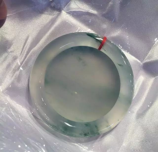 |1800万的至尊木那翡翠原石，切开全是裂，货主含泪车珠子