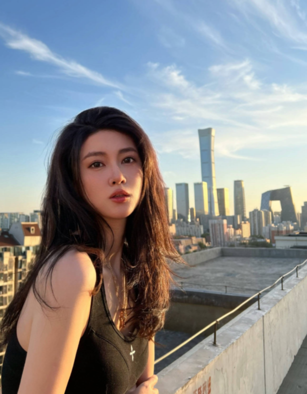 钟鹿纯|网友嘲讽其不检点!刘晓宇前任钟鹿纯分享日常,多位男性好友出现