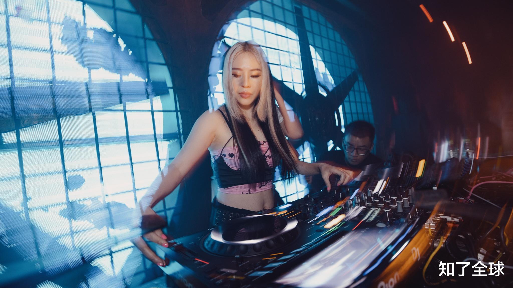 她,90后,夜店美女DJ, 买了房生了娃,还带孩子去夜店!