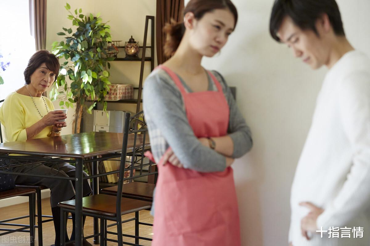婆婆因病住在女儿家,一年来退休金一分未见,女婿得知:让她搬走