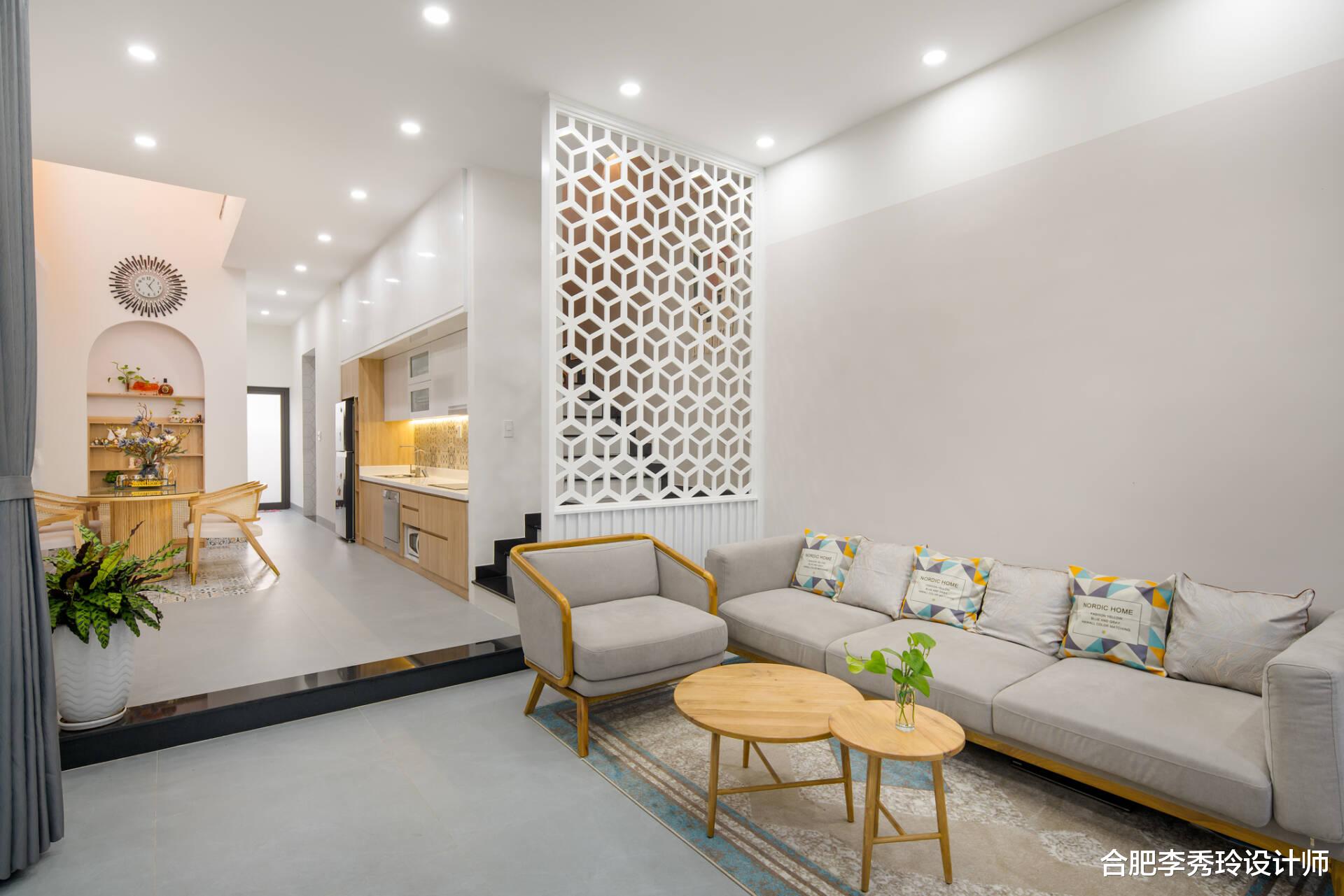 比起豪宅，我更喜欢这样的2层小楼，有院子露台，不豪华但很舒适