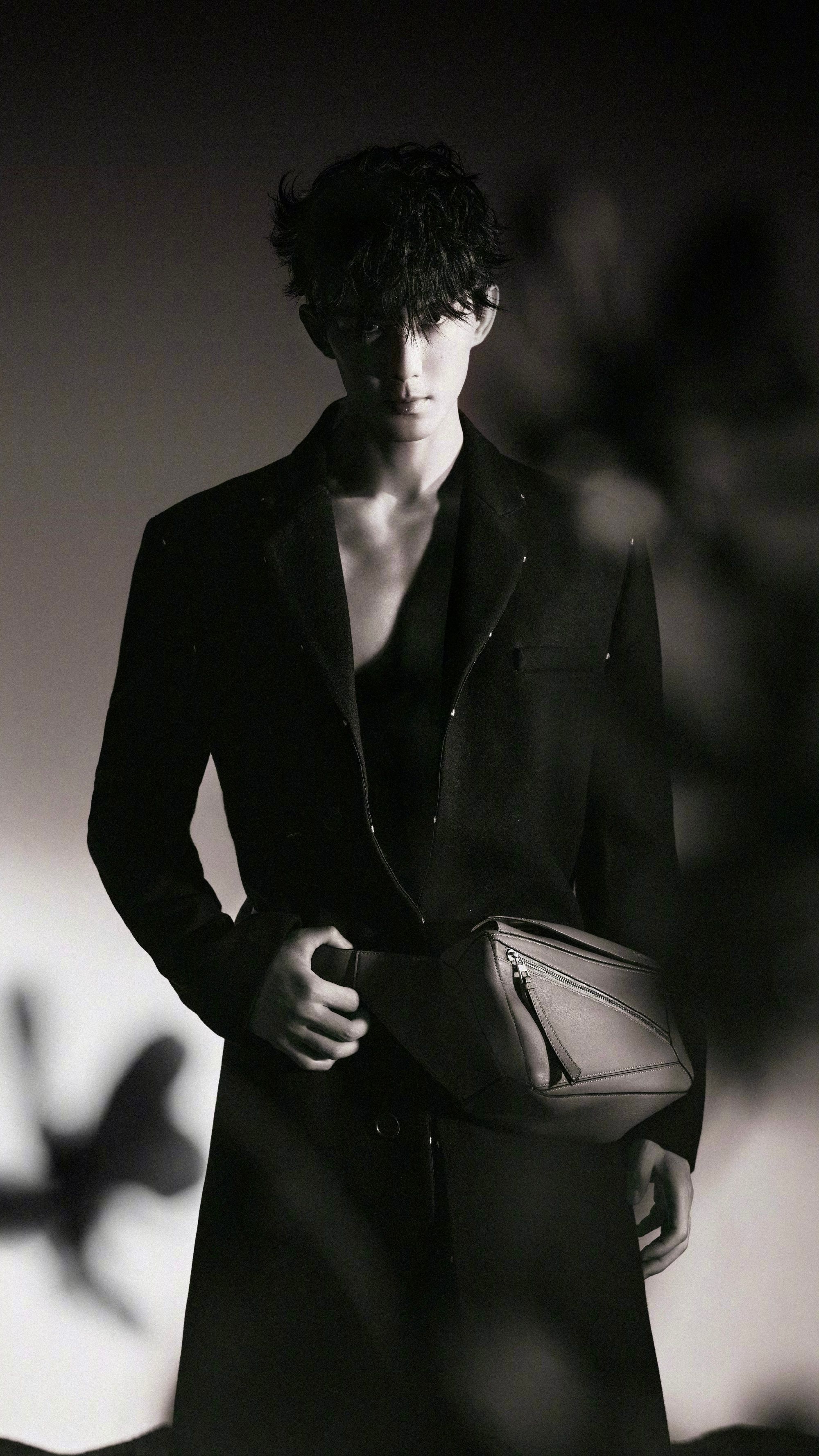 吴磊|吴磊与爱犬小北合拍写真，三石弟弟穿深V尽显好身材，氛围感十足