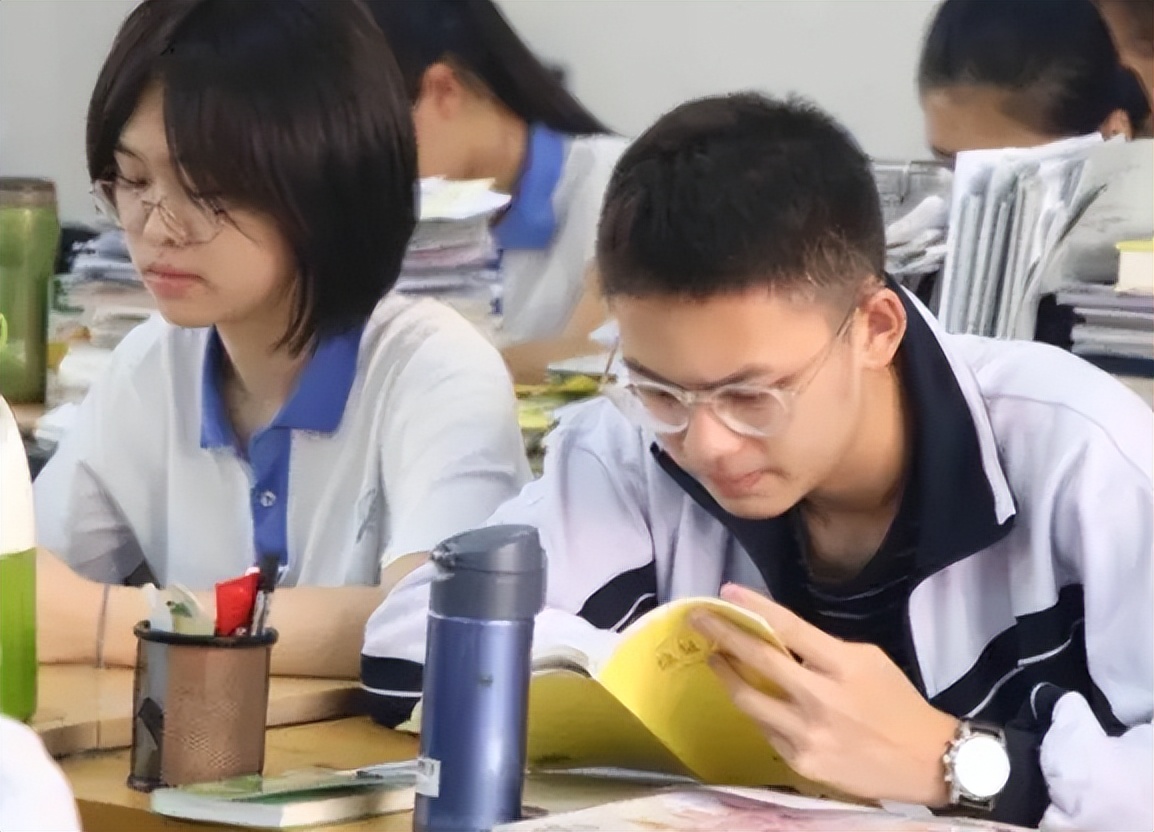 春夏穿搭|走进职场才知道，重点“凤尾”和普高“鸡头”的差距，还好没选错