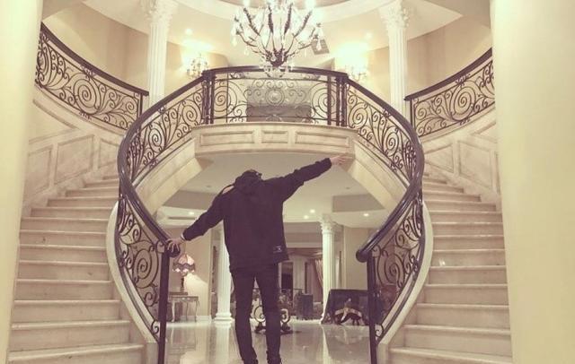 参观黄子韬住的豪宅,楼梯设计成回字形,装修像个古堡