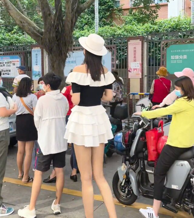 上海：女子穿短裙接孩子放学，被旁边女子紧盯着大腿看